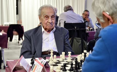 El ajedrecista más longevo del mundo; 104 años y en activo: “No fumes ni bebas”