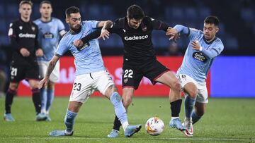 Brais y Beltrán pugnan con Melero por el balón.