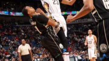 Anthony Davis hizo un poco de todo ante los Bucks.