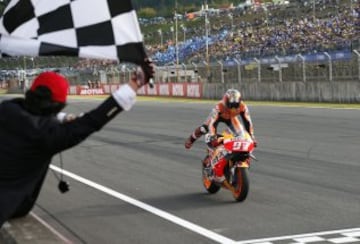 El piloto catalán ganó su quinto mundial (tercero de MotoGP) tras ganar la carrera del Gran Premio de Japón. En la imagen, Márquez entrando en meta en Motegi. 
 
