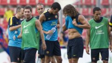 PUYOL, DE VUELTA. El capitán, que ya tiene el alta, Messi, Iniesta y Busquets, que está sancionado, durante un entrenamiento del Barça.