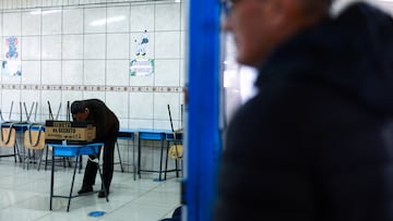 Un hombre vota en un colegio electoral durante las elecciones generales de Costa Rica, en Tierra Blanca, Cartago, Costa Rica, el 1 de febrero de 2026.