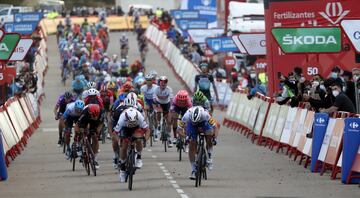 Sam Bennett gana la cuarta etapa al esprint.