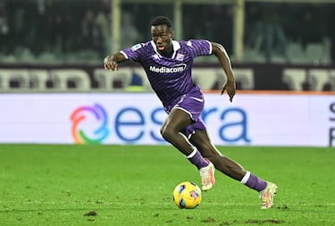 El italiano ha encontrado en la Conference su jardín, aunque la falta de más oportunidades en Serie A le ha llevado a salir cedido al Brentford. Su posición natural es la de lateral derecho aunque también puede desempeñar esa función en el costado

izquierdo e incluso subir para ser interior en ambos costados. Es un defensa rapidísimo que no duda en ir al corte a ras de césped si hace falta. Controla el juego del rival y además despliega unos reflejos en el área pequeña propios de un jugador con más experiencia de la que aparenta su edad.