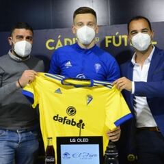 Saponjic, presentado: "Mis virtudes: el juego de cabeza y el olfato de gol"