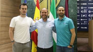 José Alberto López rodeado por sus ayudantes.