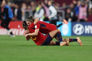 Las jugadoras Mariona Caldentey y Aitana Bonmatí celebran el primer Mundial Femenino para España. 