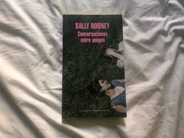 'Conversaciones entre amigos' es la primera novela de Sally Rooney. Un libro fresco y actual lleno de amores tristes y relaciones ambiguas. Atrapa desde la primera página. La imagen de esa cerveza en la clavícula que te deja ya nunca te abandonará. Muy, muy recomendable. A los jóvenes les gustará. 