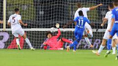 Empoli (Italy), 27/09/2023.- Salernitana's goalkeeper Guillermo Ochoa (2-L) in action during the Italian Serie A soccer match Empoli FC vs US Salernitana 1919 at Carlo Castellani Stadium in Empoli, Italy, 27 September 2023. (Italia) EFE/EPA/CLAUDIO GIOVANNINI
