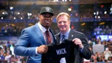 Khalil Mack junto a Roger Goodell al ser elegido el a&ntilde;o pasado en el draft.