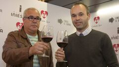 Jos&eacute; Antonio y Andr&eacute;s Iniesta, en un acto promocional de su bodega familiar en 2015.
 