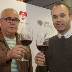 El padre de Iniesta, sobre su futuro: "Le mandaré la factura del teléfono para que la pague"