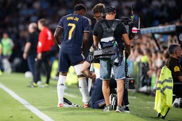 Los servicios médicos del Real Madrid realizan un vendaje en el muslo izquierdo de Vinicius. Minutos después, el delantero brasileño fue sustiuido.