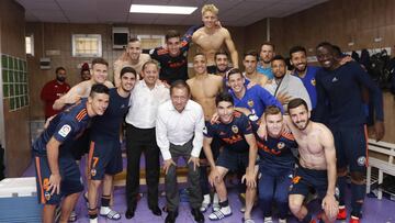 El Valencia celebra la clasificaci&oacute;n para Champions en el vestuario con Peter LIm.