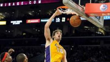 <b>CONTUNDENCIA. </b>Gasol machaca el aro delante de Foye y Aminu.