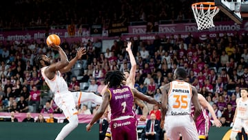 El jugador del Valencia Semi Ojeleye lanza a canasta ante la oposición de James Batemon, del Hiopos Lleida, durante el partido de la Liga Endesa ACB del Força Lleida contra el Valencia.
