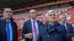 GIJÓN, 17/01/2024.- El presidente de la gestora de la Federación Española de Fúbol, Pedro Rocha (2d), acompañado por el presidente de la Federación Asturiana de Fútbol, José Ramón Cuetos Lobo (i) y el presidente del Sporting de Gijón, David Guerra (2i), visitan el estadio municipal "El Molinón" en Gijón, que opta a ser una de las sedes del campeonato Mundial 2030, este miércoles. EFE/Juan González
