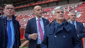 GIJÓN, 17/01/2024.- El presidente de la gestora de la Federación Española de Fúbol, Pedro Rocha (2d), acompañado por el presidente de la Federación Asturiana de Fútbol, José Ramón Cuetos Lobo (i) y el presidente del Sporting de Gijón, David Guerra (2i), visitan el estadio municipal "El Molinón" en Gijón, que opta a ser una de las sedes del campeonato Mundial 2030, este miércoles. EFE/Juan González
