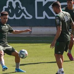 Alex Moreno ya se entrena con el Betis: "Fueron días muy duros"
