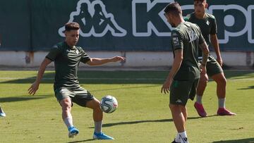 Álex Moreno, en su primer entrenamiento con el Betis.