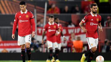 Manchester United's Portuguese striker Cristiano Ronaldo (L) and Manchester United's Portuguese midfielder Bruno Fernandes react after conceding a goal during the UEFA Europa League Group E football match between Manchester United and Real Sociedad, at Old Trafford stadium, in Manchester, on September 8, 2022. (Photo by Oli SCARFF / AFP)