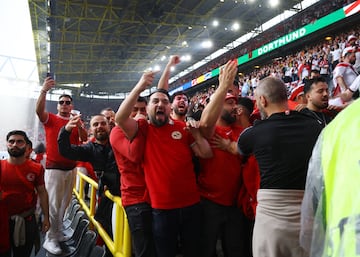 El enfrentamiento entre los aficionados de ambas selecciones se dio en una de las tribunas del Signal Iduna Park, donde Turquía se impuso 3-1 en la primera fecha del Grupo F.