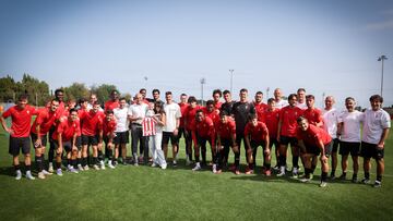08-08-25. LA PLANTILLA DEL SPORTING POSA CON SAÚL FERNÁNDEZ, NIÑO AVILESINO DE DOS AÑOS CON SÍNDROME KARS1, ÚNICO CASO DETECTADO DE ESTA ENFERMEDAD EN ESPAÑA.