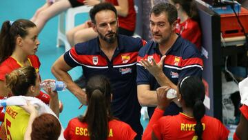 Pascual Saur&iacute;n da instrucciones a sus jugadoras durante un tiempo muerto del encuentro de hoy ante Italia