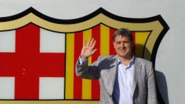 Martino con el escudo del Barcelona.