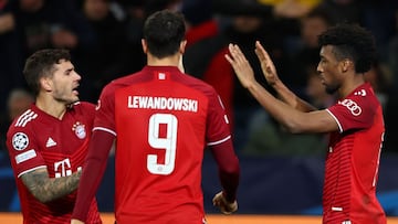 SALZBURG, AUSTRIA - FEBRUARY 16: Kingsley Coman of FC Bayern Muenchen (R) celebrates with teammates Lucas Hernandez (L) and Robert Lewandowski after scoring their team's first goal during the UEFA Champions League Round Of Sixteen Leg One match betwe