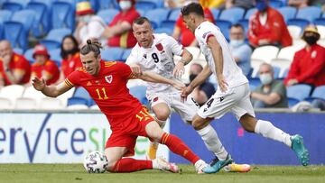 Soccer Football - International Friendly - Wales v Albania - Cardiff City Stadium, Cardiff, Wales, Britain - June 5, 2021 Wales' Gareth Bale in action with Albania's Lorenc Trashi and Qazim Laci Action Images via Reuters/Paul Childs