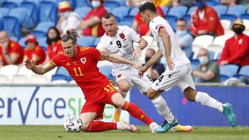 Soccer Football - International Friendly - Wales v Albania - Cardiff City Stadium, Cardiff, Wales, Britain - June 5, 2021 Wales&#039; Gareth Bale in action with Albania&#039;s Lorenc Trashi and Qazim Laci Action Images via Reuters/Paul Childs