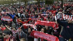 Cientos de aficionados del Sporting de Gijón reciben el autobús del equipo a la llegada al estadio El Molinón-Quini. 