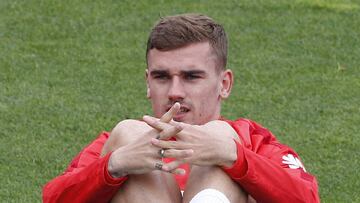 Griezmann estirando durante el entrenamiento de ayer.