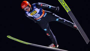 Karl Geiger vuela en el trampolín alemán de Klingenthal.