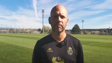 Con la concentración madrileña del Racing, el club distribuyó las declaraciones de su entrenador sobre el césped de La Ciudad del Fútbol de Las Rozas, donde han entrenado tres días.