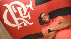 Orlando Berrío llega a la sede de su nueva casa, el Flamengo