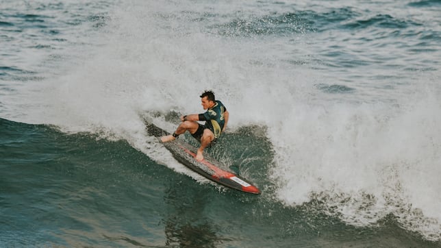 El Mundial de Paddle Surf arranca con olas y el pase de los favoritos a las rondas finales