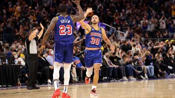SAN FRANCISCO, CALIFORNIA - NOVEMBER 12: Stephen Curry #30 of the Golden State Warriors reacts with Draymond Green #23 after Curry made a three point basket against the Chicago Bulls at Chase Center on November 12, 2021 in San Francisco, California. NOTE TO USER: User expressly acknowledges and agrees that, by downloading and/or using this photograph, User is consenting to the terms and conditions of the Getty Images License Agreement. Ezra Shaw/Getty Images/AFP
== FOR NEWSPAPERS, INTERNET, TELCOS & TELEVISION USE ONLY ==