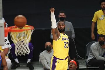 LeBron James pings in three more points for the Lakers