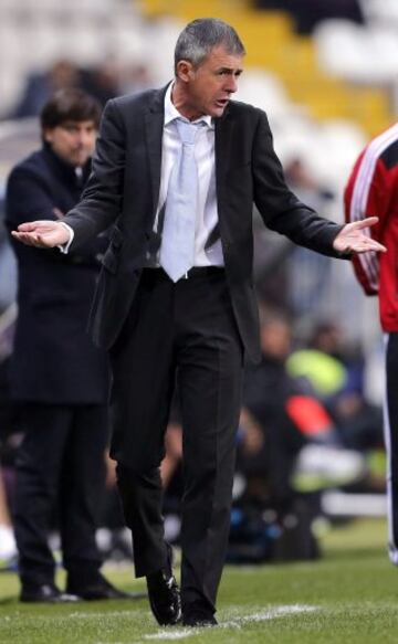 El entrenador del Levante, Lucas Alcaraz, da instrucciones a sus jugadores en el partido ante el Málaga de la ida de octavos de final de la Copa del Rey, que ambos equipos disputan esta noche en el estadio de La Rosaleda.