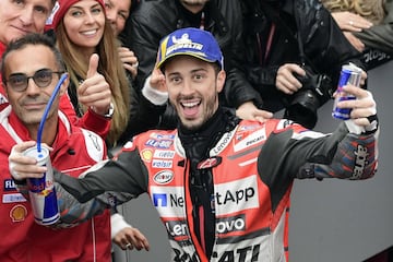 Andrea Dovizioso celebrando su victoria en Cheste tras una carrera marcada por la lluvia. 