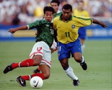 Romario es el mayor goleador de la historia del fútbol con 768 tantos, entre competiciones oficiales y partidos con su selección. En España jugó en el Barça y en el Valencia. Campeón del mundo con Brasil en 1994.