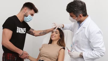 El ¨²ltimo plan en pareja de Isaac y Luc¨ªa: acuden a una cl¨ªnica a retocarse el rostro
