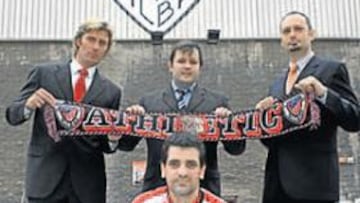 <b>REUNIDOS POR AS. </b>Eguzkiza, en medio de pie, junto a tres de sus compañeros.