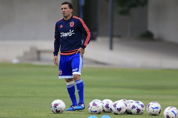 El lateral tuvo un buen desempeño en la Universidad Católica, pero en San Carlos de Apoquindo no reaccionaron bien cuando el zurdo partió a la U. Allí alternó buenas y malas, pero la gran acción por la que se lo recuerda es por un autogol ante Colo Colo. 