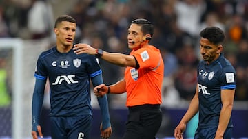 Soccer Football - Intercontinental Cup - Final - Real Madrid v Pachuca - Lusail Stadium, Lusail, Qatar - December 18, 2024 Pachuca's Nelson Deossa looks on as referee Jesus Valenzuela reacts REUTERS/Ibraheem Al Omari