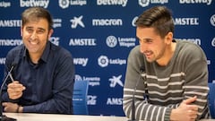 Emilio Nadal junto a Oier Olaz&aacute;bal, en la presentaci&oacute;n de &#039;Cu&aacute;ntos recuerdos caben en el Ciutat&#039;.