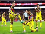 Brian Rodríguez festeja su gol con Jonathan Dos Santos.