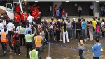 Muchos aficionados costaricenses se acercaron a ver a los atléticos.